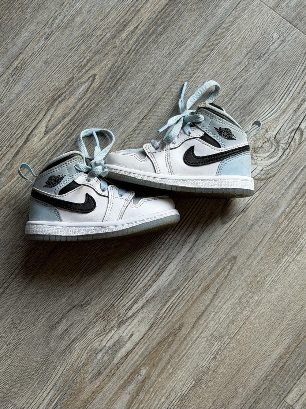 Jordan 1 Mid SE “Ice Blue”